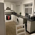 Cosy 3 Bedroom House, Free Parking & Wifi