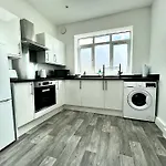 10 Minute Walk To City Centre, Limited Parking Available On Site