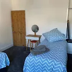 Comfortable 2 Bedroom Home From Home With Parking