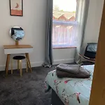 Comfortable 2 Bedroom Home From Home With Parking