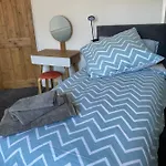 Comfortable 2 Bedroom Home From Home With Parking