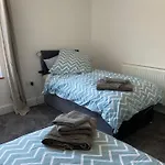 Comfortable 2 Bedroom Home From Home With Parking