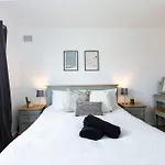 Charming 3-Bed Retreat, Excellent Locaton