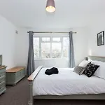Charming 3-Bed Retreat, Excellent Locaton