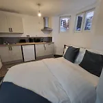 Affordable Comfort On Alfreton Road - Ideal For Savvy Travelers