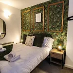 Spacious 2 Bedroom Apartment With Free Parking