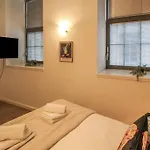 Spacious 2 Bedroom Apartment With Free Parking