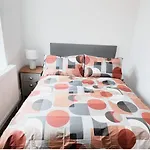 Private Room In Modern House Near Nottingham
