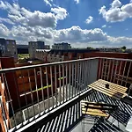 1 Bed Luxe Apartment With Balcony And Free Parking