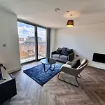 1 Bed Luxe Apartment With Balcony And Free Parking