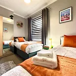 Spacious Stay For 8 Work Trips Or Breaks Parking