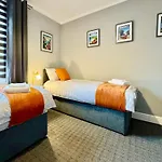 Spacious Stay For 8 Work Trips Or Breaks Parking