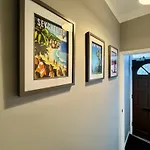 Spacious Stay For 8 Work Trips Or Breaks Parking