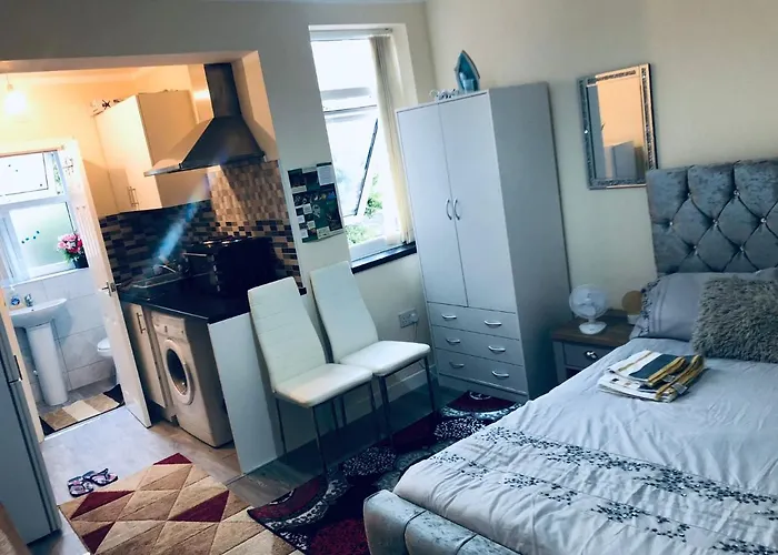 Self-Contained Studio Flat Bathrooms Kitchens Upgrade Locations To City Centre 15 Minutes Walking Distance Nottingham Universities Queen Hospitals City Hospitals