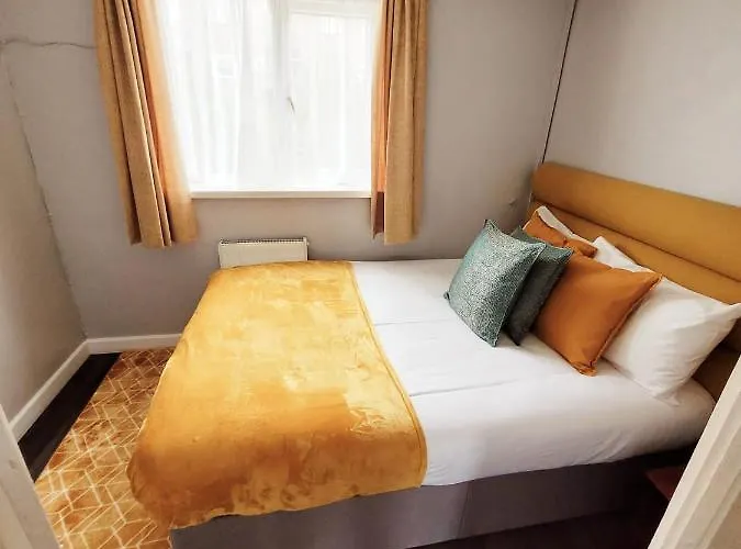 Bakewell House - Huku Kwetu Notts -Spacious 3 Bedroom House - Suitable & Affordable Group Accommodation - Business Travellers