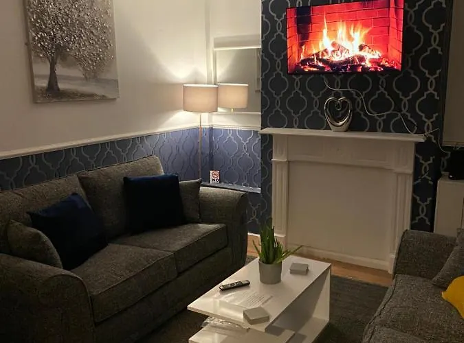 Cosy 3 Bedroom House, Free Parking & Wifi
