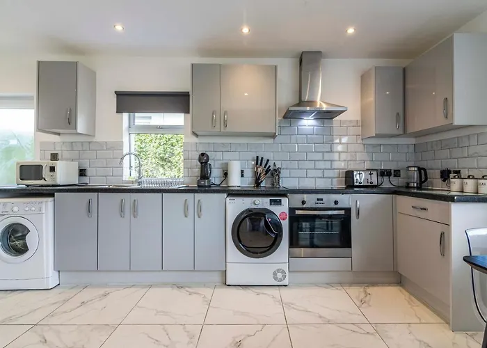 Quiet & Cosy Wollaton Bungalow, Large Garden, Near To Wollaton Deer Park