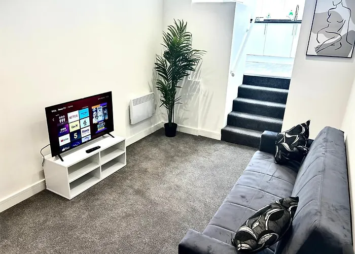 10 Minute Walk To City Centre, Limited Parking Available On Site