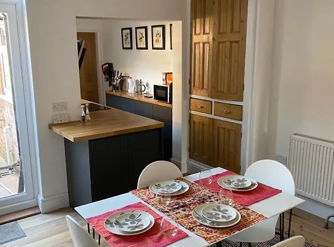 Comfortable 2 Bedroom Home From Home With Parking
