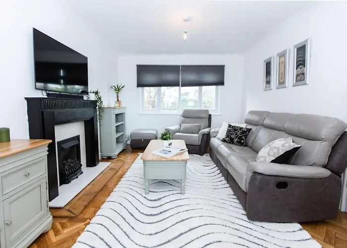 Charming 3-Bed Retreat, Excellent Locaton