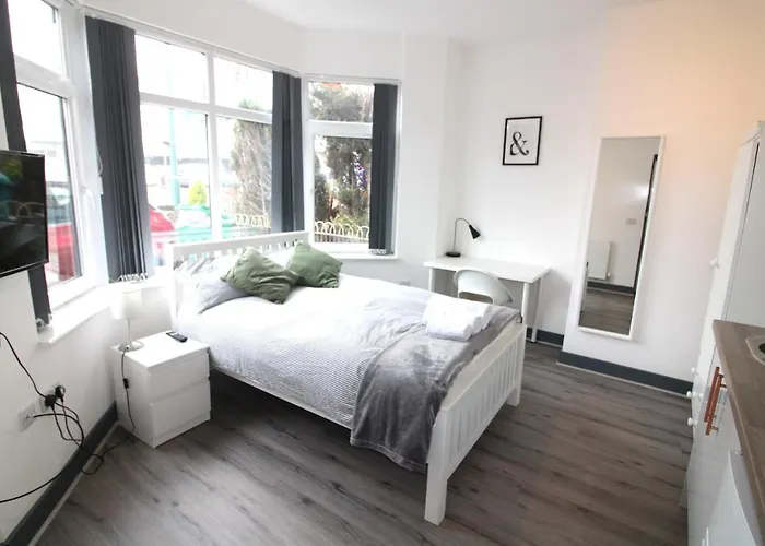 Newly Refurbished Studio, Great Location 8 Studios