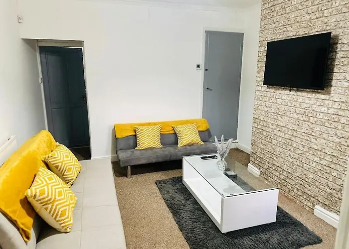 Cozy 3-Bedroom Home With Free Parking