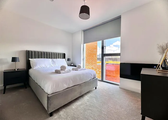 1 Bed Luxe Apartment With Balcony And Free Parking