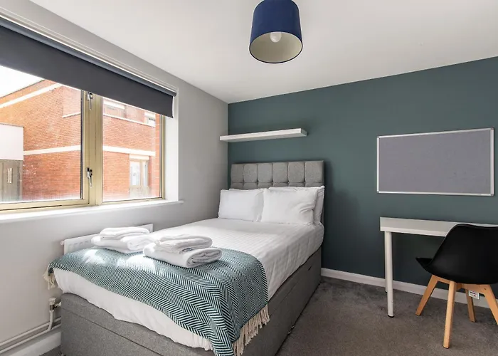 Spacious 6-Bed Flat In City Centre