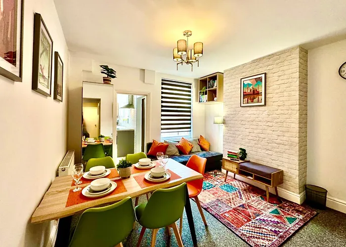 Spacious Stay For 8 Work Trips Or Breaks Parking