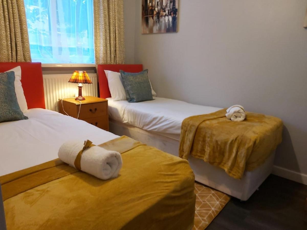 Bakewell House - Huku Kwetu Notts -spacious 3 Bedroom House - Suitable & Affordable Group - Business Travellers