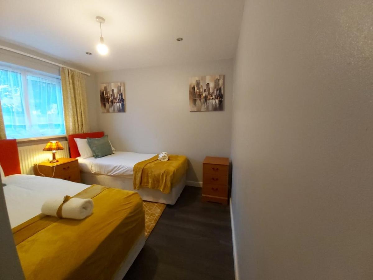 Bakewell House - Huku Kwetu Notts -spacious 3 Bedroom House - Suitable & Affordable Group - Business Travellers *