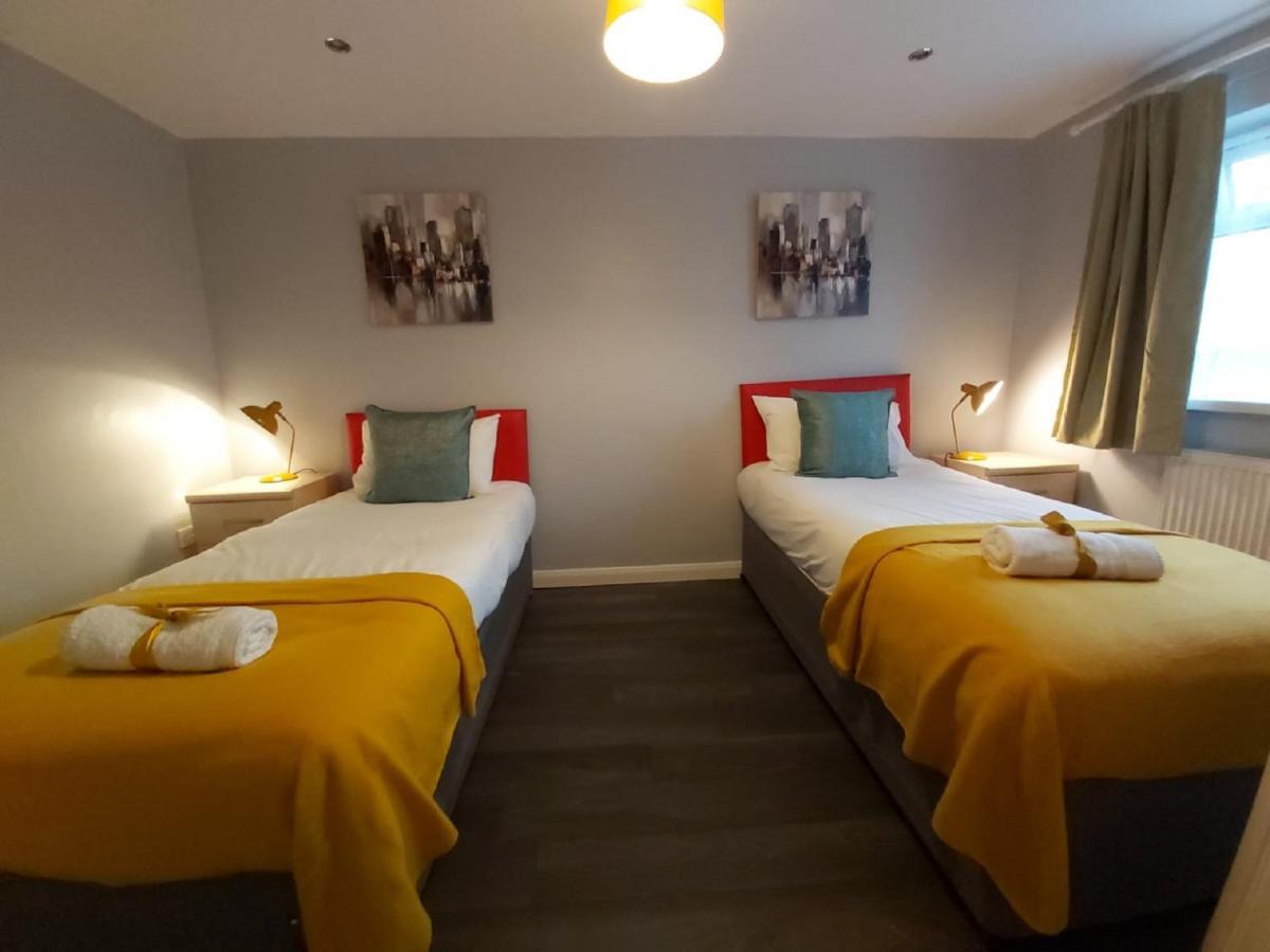 Holiday home Bakewell House - Huku Kwetu Notts -spacious 3 Bedroom House - Suitable & Affordable Group - Business Travellers Nottingham