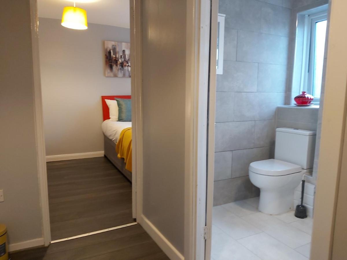 Bakewell House - Huku Kwetu Notts -spacious 3 Bedroom House - Suitable & Affordable Group - Business Travellers Holiday home *