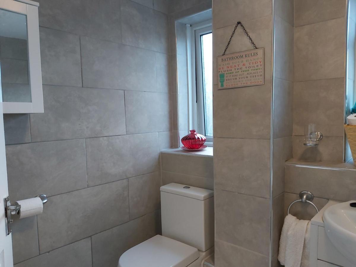 Bakewell House - Huku Kwetu Notts -spacious 3 Bedroom House - Suitable & Affordable Group - Business Travellers Holiday home Nottingham