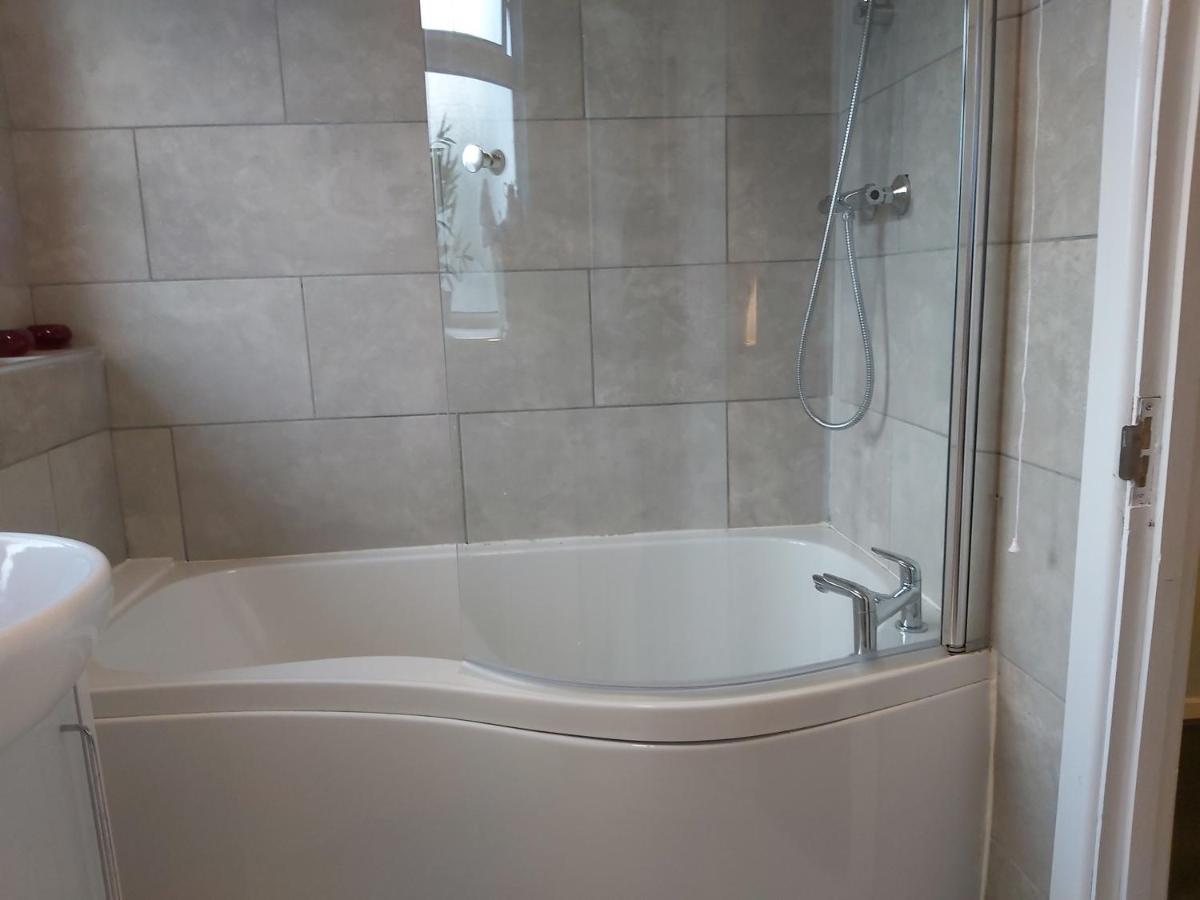 Bakewell House - Huku Kwetu Notts -spacious 3 Bedroom House - Suitable & Affordable Group - Business Travellers