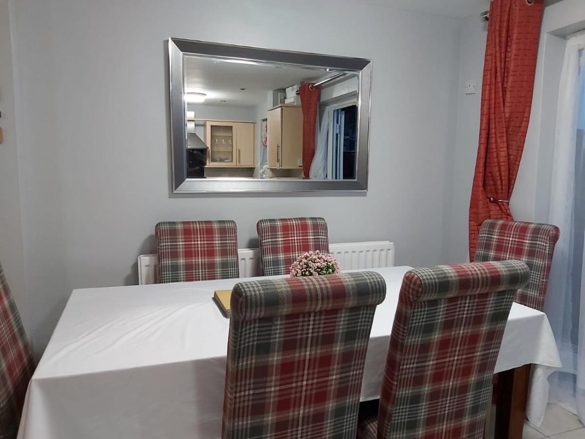 Bakewell House - Huku Kwetu Notts -spacious 3 Bedroom House - Suitable & Affordable Group - Business Travellers Holiday home