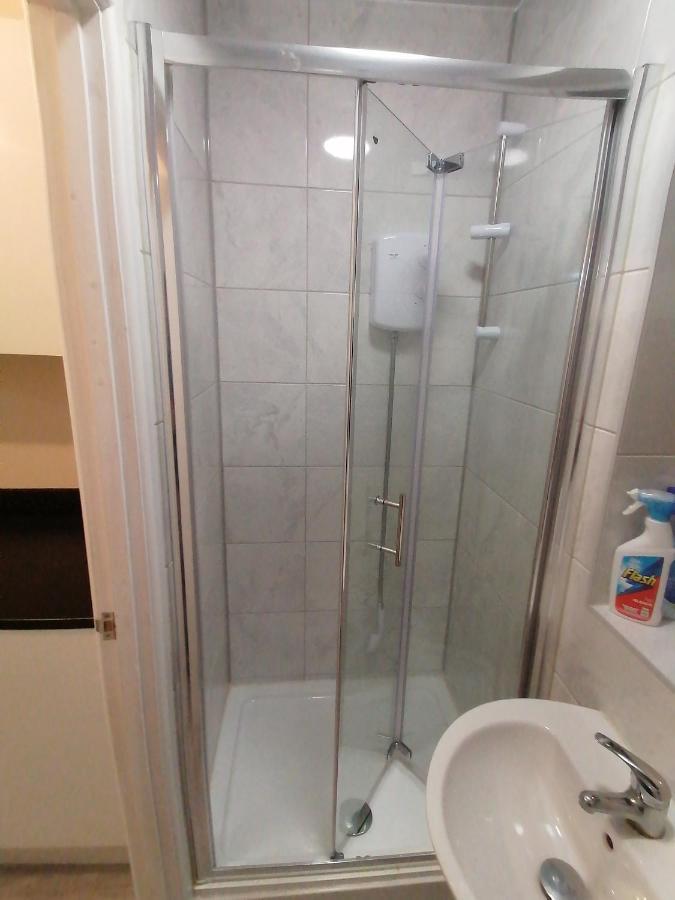 Self-contained Studio Flat Bathrooms Kitchens Upgrade Locations To Centre 15 Minutes Walking Distance Universities Queen Hospitals Hospitals *