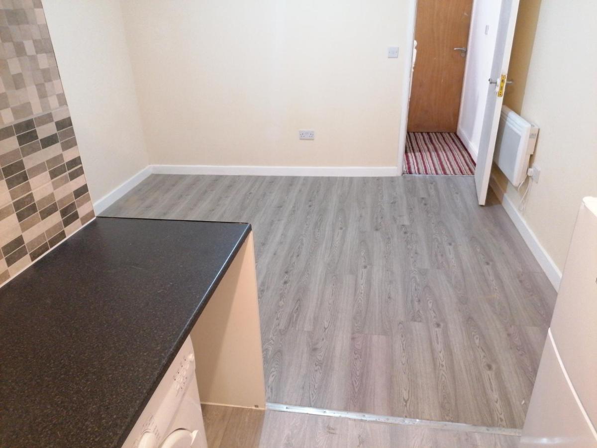 Apartment Self-contained Studio Flat Bathrooms Kitchens Upgrade Locations To Centre 15 Minutes Walking Distance Universities Queen Hospitals Hospitals *