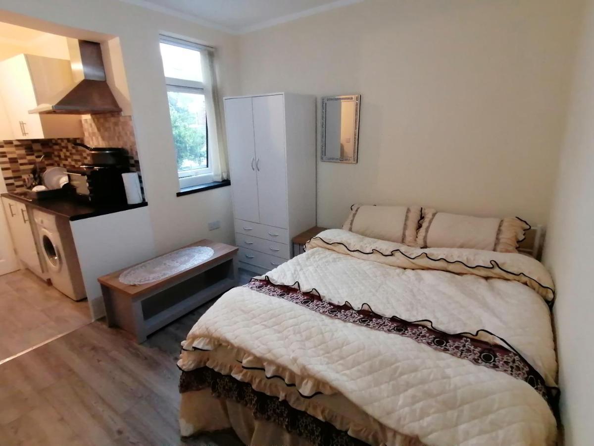 Self-contained Studio Flat Bathrooms Kitchens Upgrade Locations To Centre 15 Minutes Walking Distance Universities Queen Hospitals Hospitals Apartment Nottingham