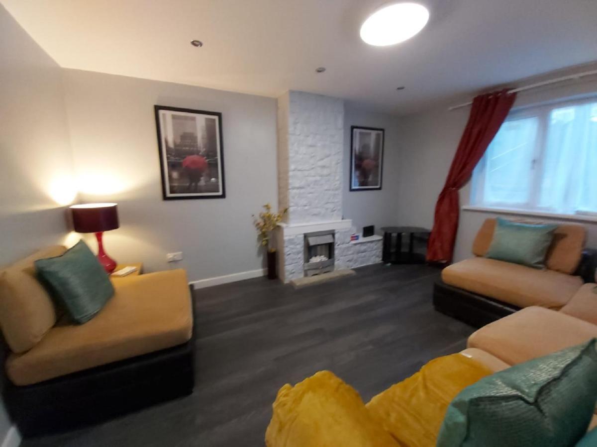 Bakewell House - Huku Kwetu Notts -spacious 3 Bedroom House - Suitable & Affordable Group - Business Travellers Holiday home