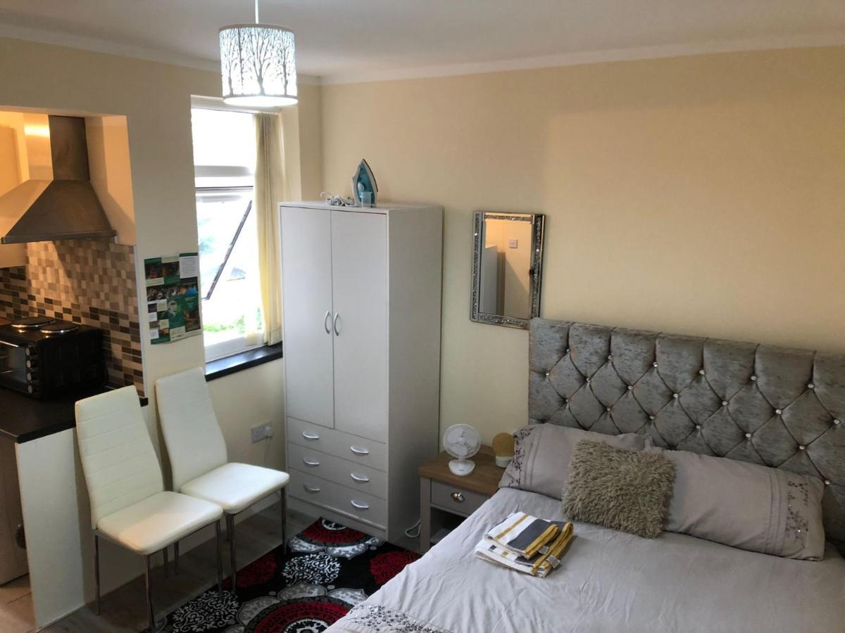 Self-contained Studio Flat Bathrooms Kitchens Upgrade Locations To Centre 15 Minutes Walking Distance Universities Queen Hospitals Hospitals Apartment *
