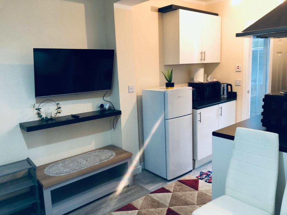 Self-contained Studio Flat Bathrooms Kitchens Upgrade Locations To Centre 15 Minutes Walking Distance Universities Queen Hospitals Hospitals Apartment