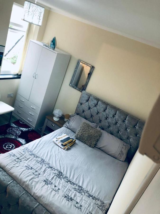 Apartment Self-contained Studio Flat Bathrooms Kitchens Upgrade Locations To Centre 15 Minutes Walking Distance Universities Queen Hospitals Hospitals