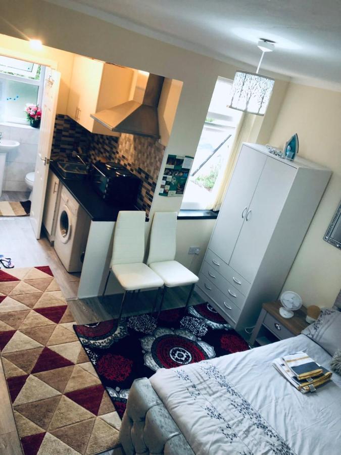 Self-contained Studio Flat Bathrooms Kitchens Upgrade Locations To Centre 15 Minutes Walking Distance Universities Queen Hospitals Hospitals Nottingham