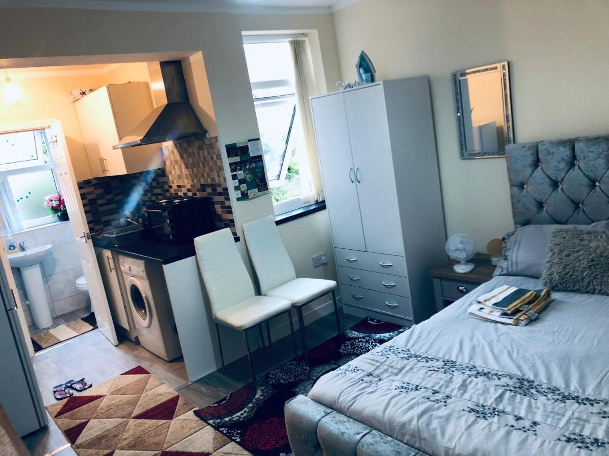 Apartment Self-contained Studio Flat Bathrooms Kitchens Upgrade Locations To Centre 15 Minutes Walking Distance Universities Queen Hospitals Hospitals