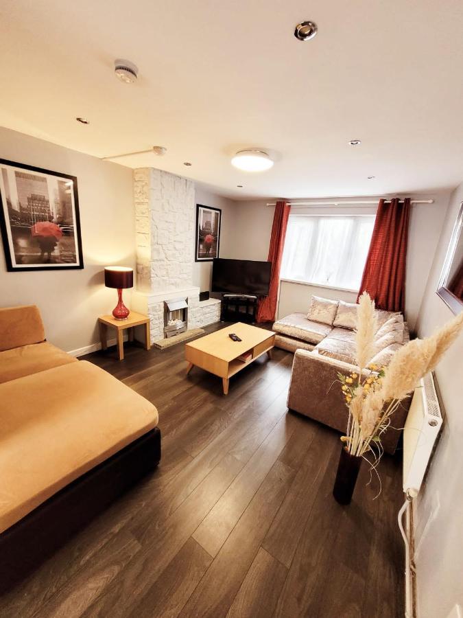 Bakewell House - Huku Kwetu Notts -spacious 3 Bedroom House - Suitable & Affordable Group - Business Travellers Holiday home Nottingham
