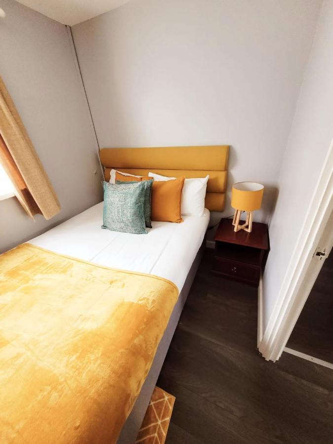 Holiday home Bakewell House - Huku Kwetu Notts -spacious 3 Bedroom House - Suitable & Affordable Group - Business Travellers Nottingham