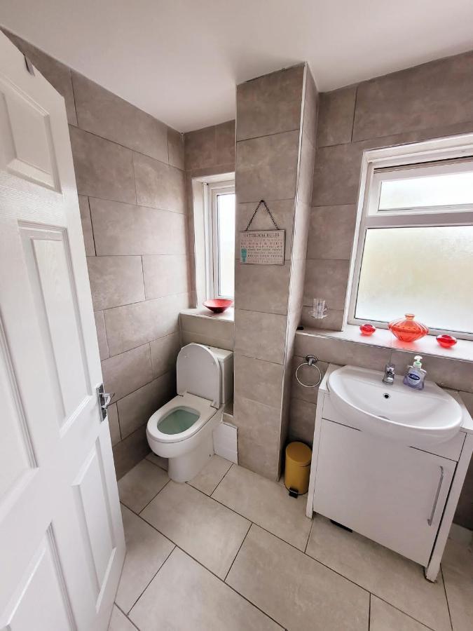Bakewell House - Huku Kwetu Notts -spacious 3 Bedroom House - Suitable & Affordable Group - Business Travellers Holiday home