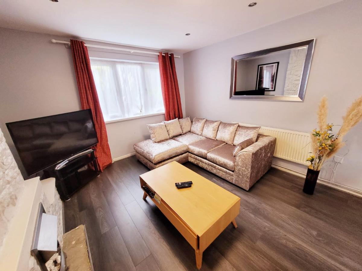 Holiday home Bakewell House - Huku Kwetu Notts -spacious 3 Bedroom House - Suitable & Affordable Group - Business Travellers Nottingham