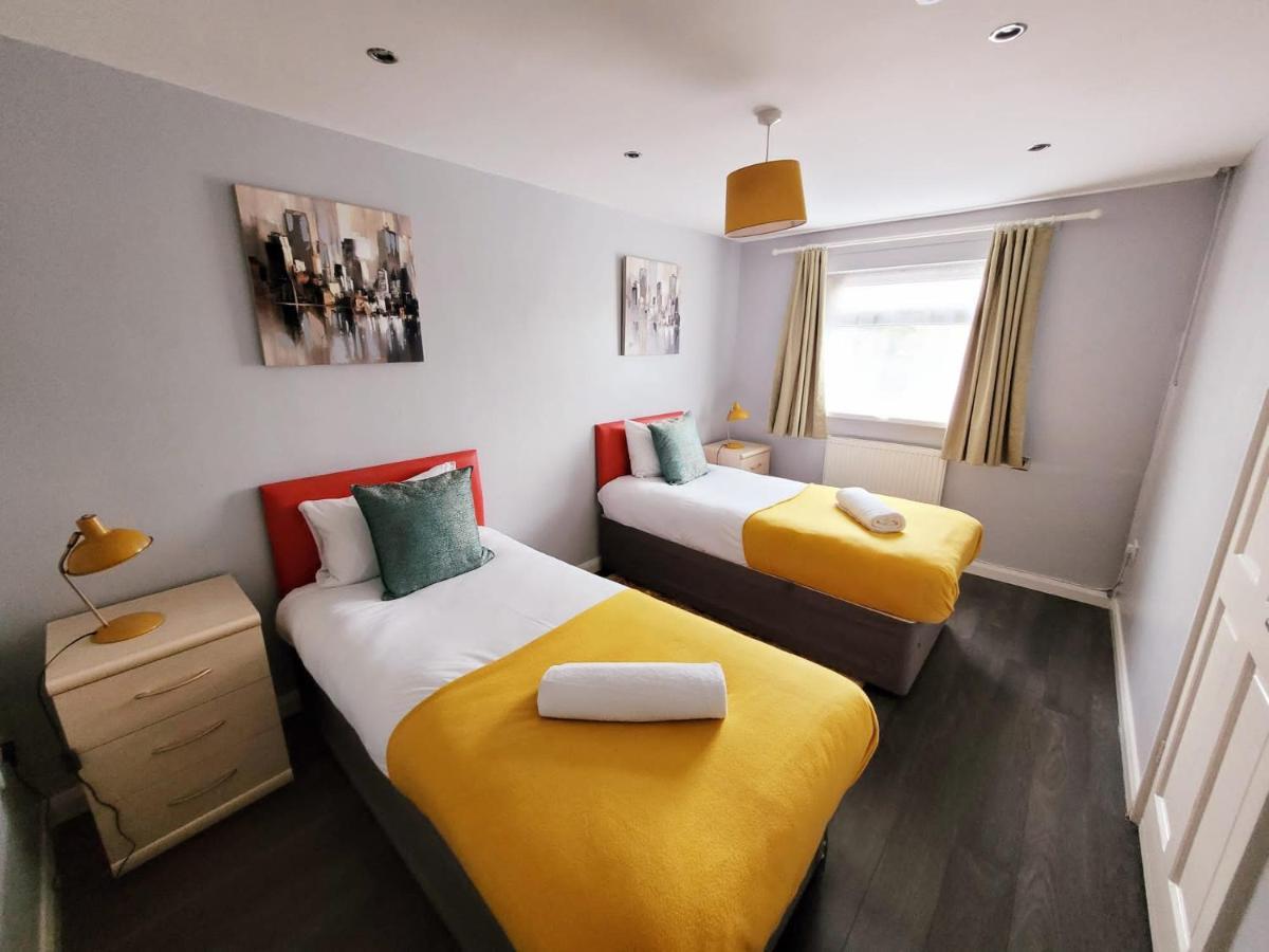 Bakewell House - Huku Kwetu Notts -spacious 3 Bedroom House - Suitable & Affordable Group - Business Travellers Holiday home *